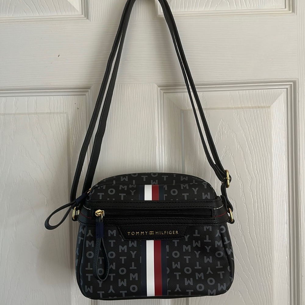 TOMMY HILFIGER BLACK SIGNATURE LOGO CAMERA CROSSBODY
MESSENGER SLING BAG $108